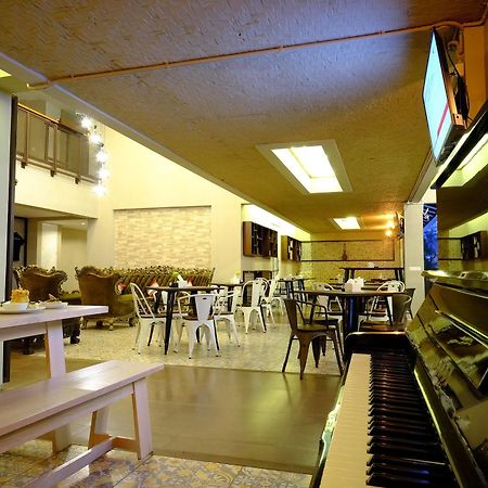 Tibera Hotel Ciumbuleuit Bandung Esterno foto